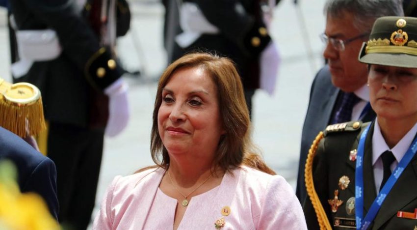 La impopular presidenta de Perú, Dina Boluarte, firma el decreto en el que se aumenta el sueldo en un 125%