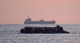 Reino Unido sanciona por primera vez a 20 grupos criminales por tráfico ilegal de inmigrantes a través del Canal de la Mancha