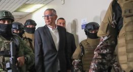 Jorge Glas es sentenciado a 13 años de cárcel por malversación, y Correa protesta