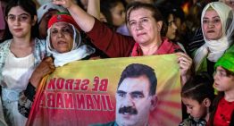 El PKK kurdo depone las armas en una ceremonia en Irak