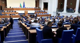 El Gobierno proeuropeo de Bulgaria supera la cuarta moción de confianza en seis meses