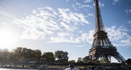 Detenidos dos hombres por subir a lo alto de la Torre Eiffel y saltar en paracaídas