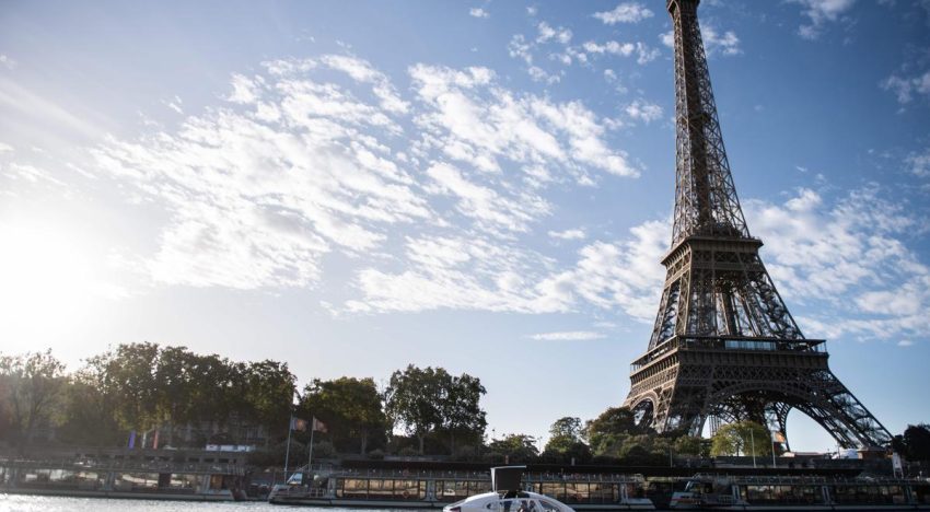 Detenidos dos hombres por subir a lo alto de la Torre Eiffel y saltar en paracaídas