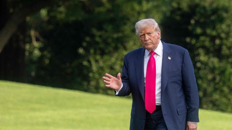 Detectan a Trump hinchazón en las piernas y un moratón en una mano por «estrechar muchas»