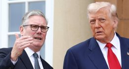 Trump recibe a Starmer como huésped en su propio país, y lo hace subir las escaleras de su hotel