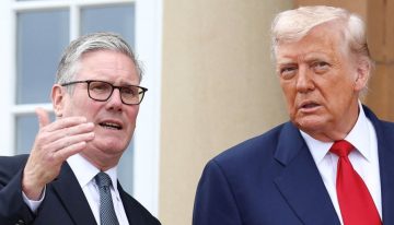 Trump recibe a Starmer como huésped en su propio país, y lo hace subir las escaleras de su hotel