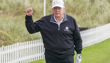 Trump mezcla política y negocios en su viaje de golf a Escocia