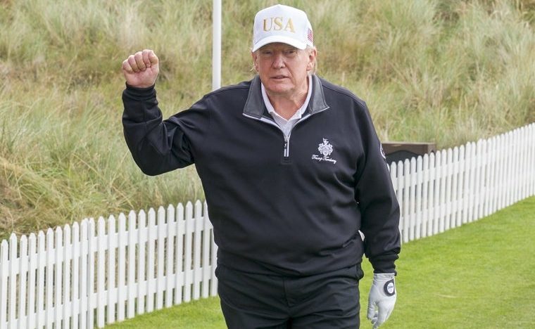 Trump mezcla política y negocios en su viaje de golf a Escocia