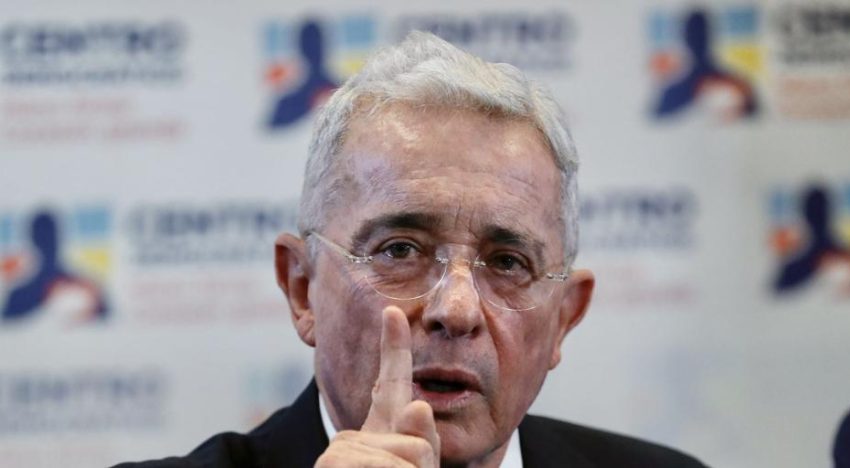 El expresidente colombiano Álvaro Uribe es condenado a 12 años de prisión domiciliaria
