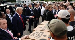 Trump visita a las patrullas en Washington y reparte hamburguesas y pizzas a los agentes