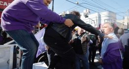 Milei, evacuado de un acto electoral tras el lanzamiento de objetos contra su caravana por parte de los opositores