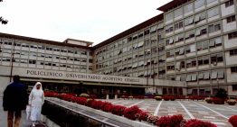 Un niño de año y medio, grave después de que su hermano le desabrochara el cinturón y abriera la puerta del coche en Italia