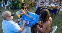Sin boleto, pero con orgullo: así se vive el ambiente a las afueras de la residencia de Bad Bunny