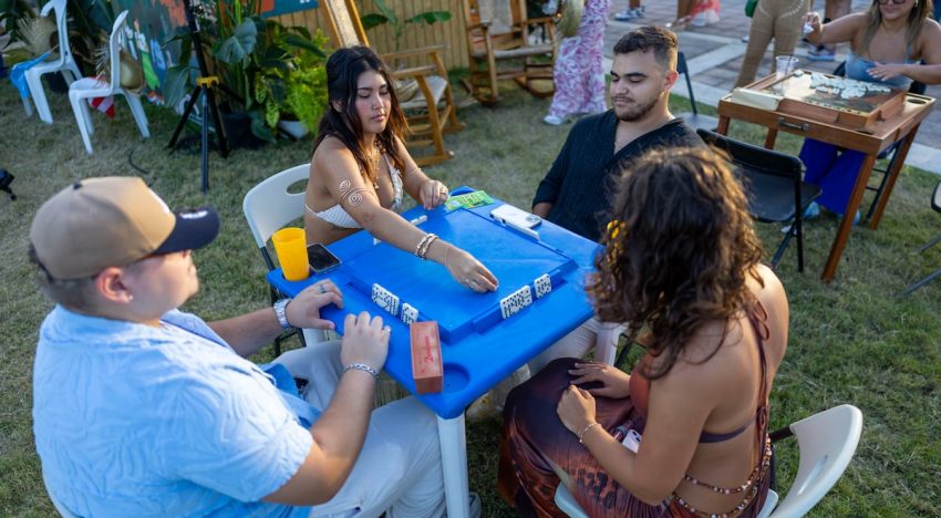 Sin boleto, pero con orgullo: así se vive el ambiente a las afueras de la residencia de Bad Bunny