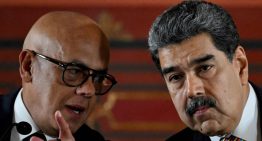 Maduro hace un llamamiento y ofrece armas a civiles en respuesta a la ofensiva militar de EE.UU.