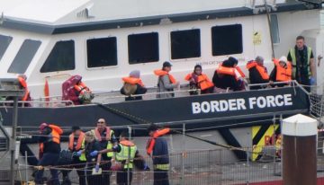Detenidos en Reino Unido los primeros inmigrantes en cruzar el canal de la Mancha tras el acuerdo con Francia