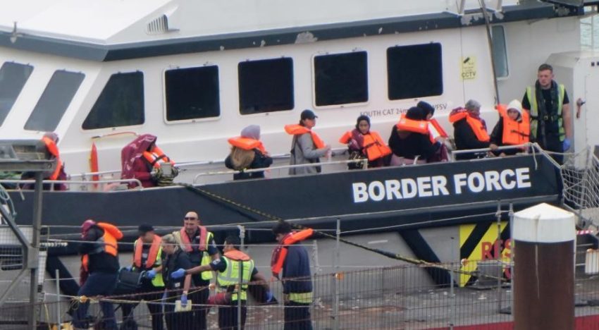 Detenidos en Reino Unido los primeros inmigrantes en cruzar el canal de la Mancha tras el acuerdo con Francia