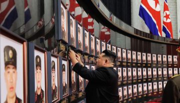 Kim Jong-un homenajea a los soldados norcoreanos que combatieron en la guerra de Ucrania en una elaborada ceremonia