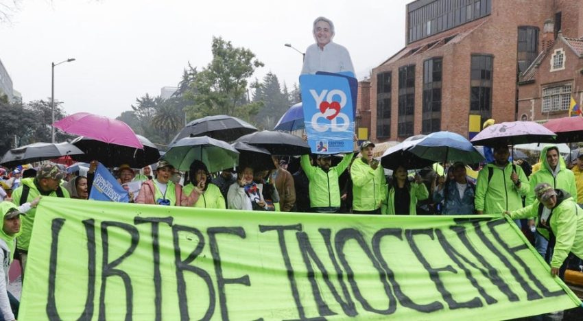 Miles de colombianos marchan en apoyo del expresidente Uribe y claman su inocencia