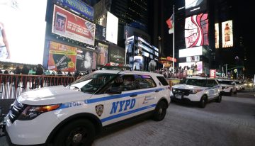 Un adolescente abre fuego y hiere a tres personas en Times Square, Nueva York