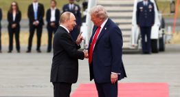 Alfombra roja y aplausos de Trump a Putin en su llegada a Estados Unidos