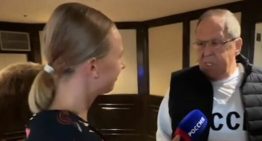 El ministro ruso Lavrov llega a Alaska con una camiseta de la URSS y pide no hacer «suposiciones» sobre el resultado de la cumbre