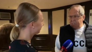 El ministro ruso Lavrov llega a Alaska con una camiseta de la URSS y pide no hacer «suposiciones» sobre el resultado de la cumbre