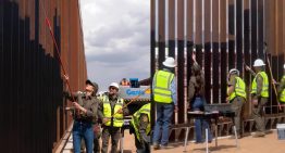 EE.UU. pinta de negro la valla fronteriza con México para elevar su temperatura y que los migrantes ilegales se abrasen al intentar subirla