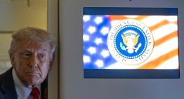 Trump amenaza ahora con quitar las licencias de las televisiones que sean críticas con él