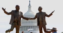 Retiran la estatua de Trump de la mano de Epstein a las afueras del Capitolio por «no tener permisos»