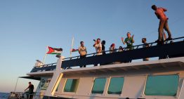 El barco de la flotilla en que viaja Colau «ha petado» y la excaldesa y el resto de tripulantes tendrán que reubicarse