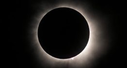 El minuto de oscuridad en Catalunya: qué día será y cómo observarlo sin riesgo