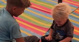 Reencuentro en Gaza: el niño que huía con su hermano a hombros en Gaza ya está con su padre