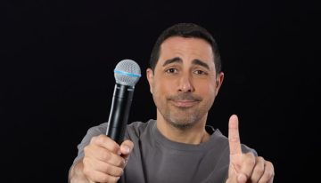 Alejandro Gil “saca el polvo”, y las risas, en el “stand up” más grande de su carrera