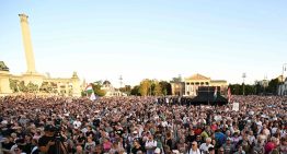 Miles de personas se manifiestan en Hungría contra las campañas mediáticas de Orbán