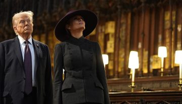 Trump rinde homenaje a Isabel II en su tumba durante su segunda visita de Estado al Reino Unido