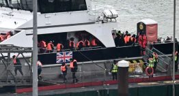 'Uno dentro, uno fuera': El Reino Unido devuelve a Francia al primer inmigrante del Canal