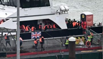 'Uno dentro, uno fuera': El Reino Unido devuelve a Francia al primer inmigrante del Canal