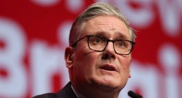 Starmer endurece su tono contra Farage mientras Reform encabeza las encuestas y Burnham lo supera en popularidad