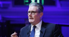 Starmer impulsa un polémico sistema de identificación digital obligatoria en el Reino Unido para frenar la inmigración ilegal