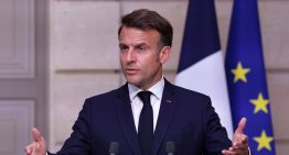 Francia pide la dimisión de Macron, hundido y escondido en el Elíseo