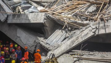El derrumbe de un colegio en Indonesia deja más de 90 desaparecidos