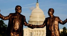 Colocan de nuevo frente al Capitolio la estatua de Trump y Epstein dándose la mano
