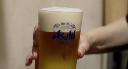 Japón, a punto de quedarse sin su cerveza más popular por un ciberataque: retoman la producción a mano por temor a que se agote