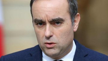 El primer ministro de Francia presenta su dimisión tras menos de un mes de mandato