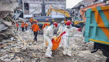 Aumentan a 55 los muertos por el derrumbe de una escuela en Indonesia