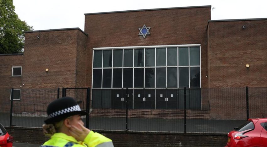 El autor del atentado en una sinagoga en Mánchester juró lealtad al Estado Islámico en una llamada a la Policía