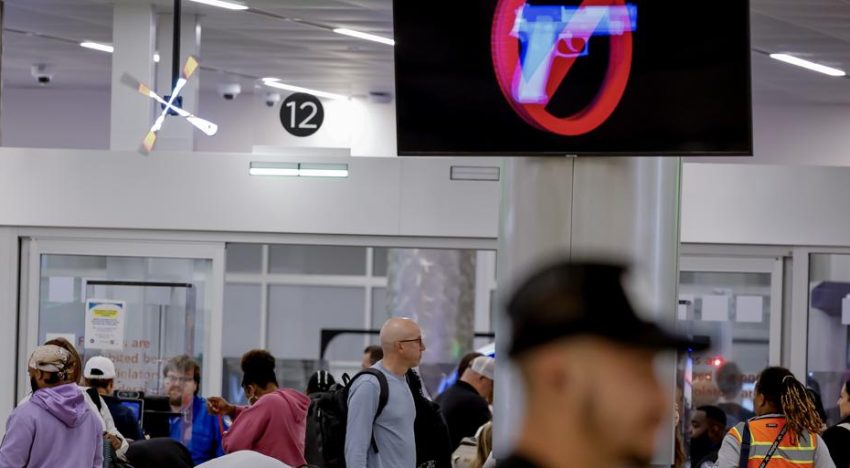 Varios aeropuertos de EE.UU. y Canadá sufren ataques informáticos y difunden mensajes pro-palestinos que arremeten contra Trump