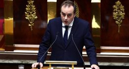 El primer ministro francés propone suspender la reforma de las pensiones de Macron para recabar el apoyo a su Gobierno