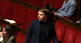 Críticas a un diputado francés de extrema izquierda por quitarse el reloj antes de una entrevista: «Hipocresía»